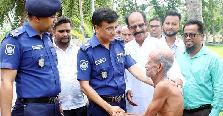 অসহায় শিশু ও বৃদ্ধদের মুখে হাসি ফোটালেন পুলিশ সুপার
