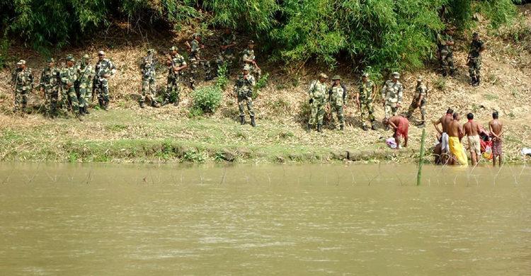 কাঁটাতারে থমকে গেছে বারুনী স্নানোৎসব