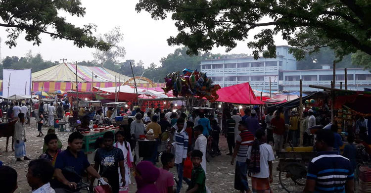 স্কুল মাঠে মেলায় চলছে সার্কাস, পাঠদান ব্যাহত