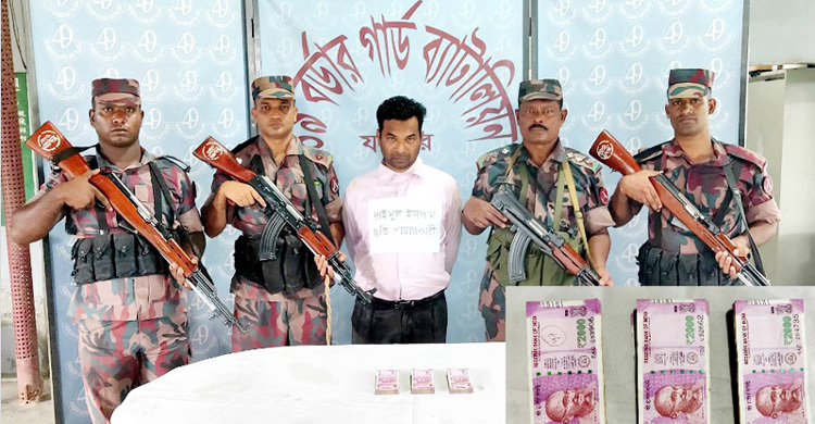 ৬ লাখ ভারতীয় রুপিসহ বাসের সুপারভাইজার আটক