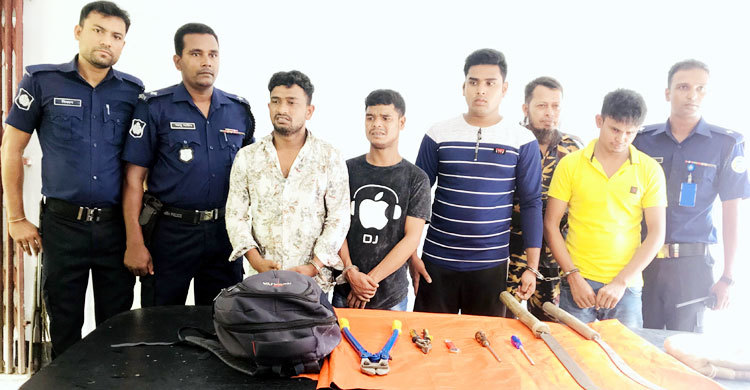 ডাকাত দলের প্রধানসহ গ্রেফতার ৪