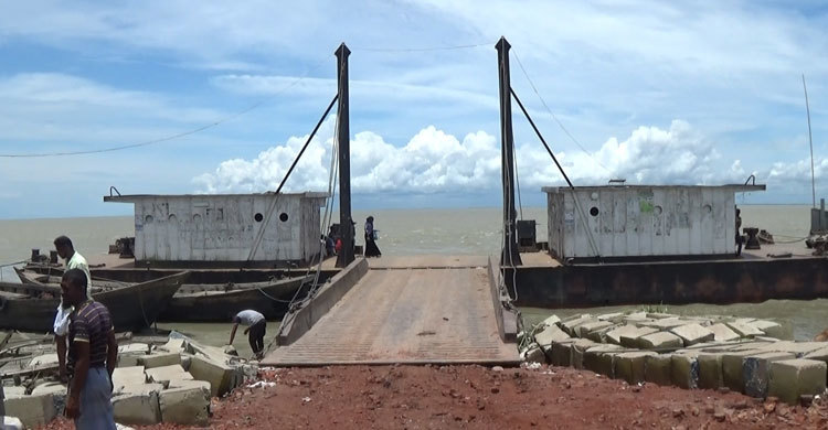 ভোলা-লক্ষ্মীপুর রুটে ৩ ফেরির দুটিই বিকল