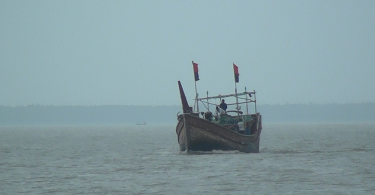 সাগরে ট্রলারডুবি, ৫ ঘণ্টা পর ৬ জেলে জীবিত উদ্ধার