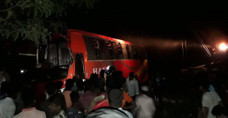 বাসের ধাক্কায় দুই মোটরসাইকেল আরোহী নিহত