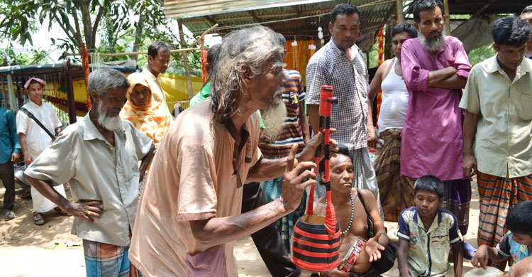 বসেছে সাধু-সন্ন্যাসীর মিলনমেলা, চলে গাঁজা সেবন