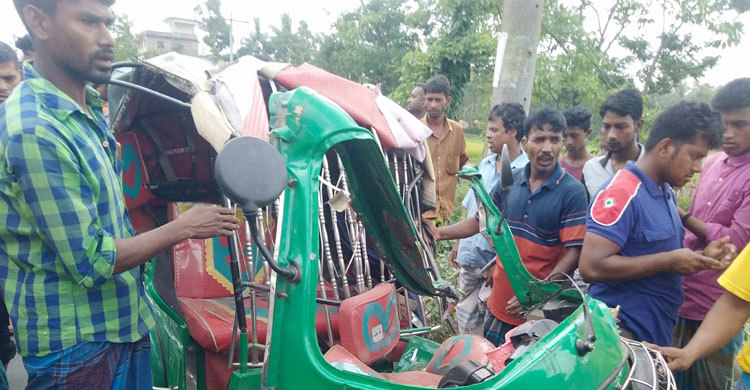 চাঁদপুরে বাসের ধাক্কায় অটোরিকশার ৬ যাত্রী নিহত