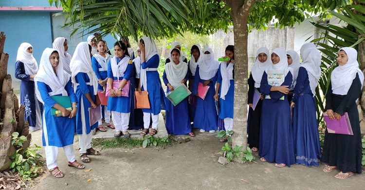 নিয়মবহির্ভূত ফি আদায়ে শিক্ষকদের কাণ্ড