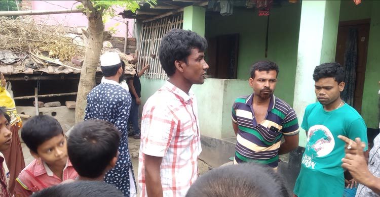 ছেলেকে বাঁচাতে গিয়ে প্রাণ গেল মায়েরও