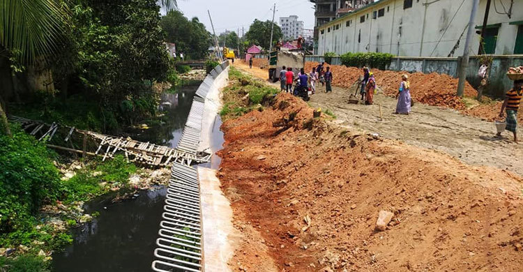 খালে ধসে পড়া ১০ কোটি টাকার কাজ শুরু হয়নি এখনও