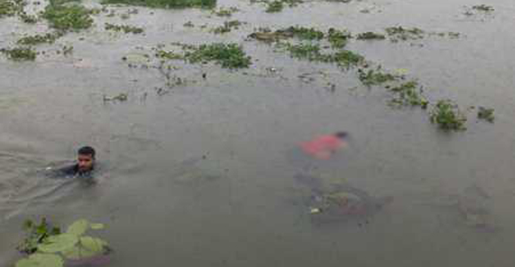 মা গিয়ে দেখেন পুকুরে ভাসছে ২ সন্তানের লাশ