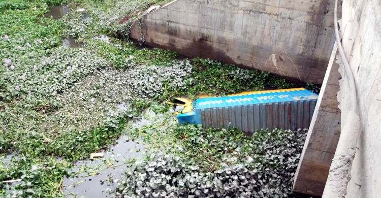 ভ্যানকে ধাক্কা দিয়ে খালে কাভার্ডভ্যান, নিহত ১