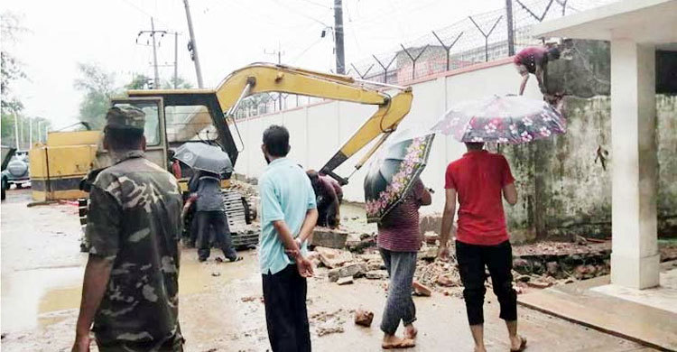চট্টগ্রামে বিমানবন্দর সড়কের অবৈধ স্থাপনা উচ্ছেদ
