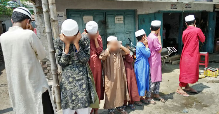 রাস্তায় দাঁড় করে কান ধরিয়ে শাস্তি দিলেন শিক্ষক