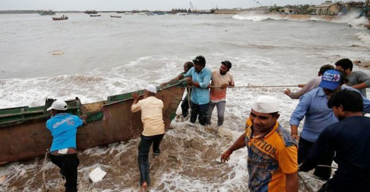 Cyclone Vayu: India cyclone changes course overnight