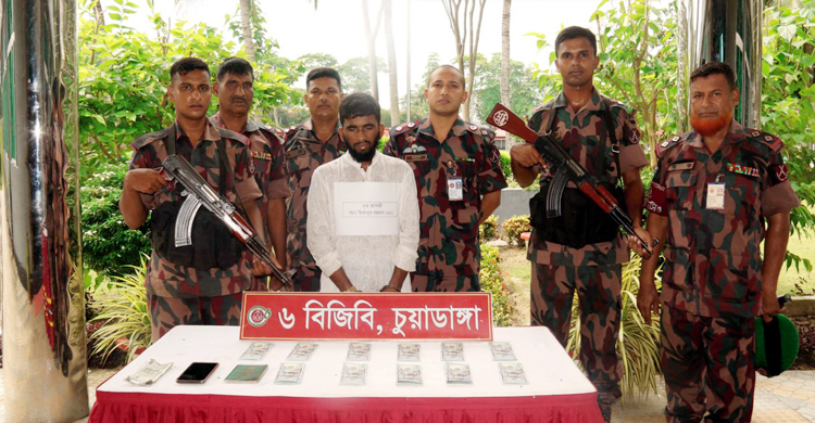 দর্শনায় ১৮ হাজার ইউএস ডলারসহ পাসপোর্ট যাত্রী আটক