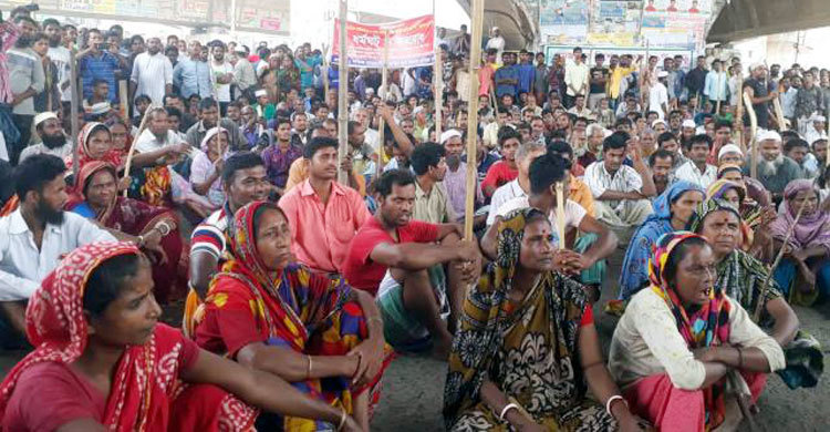 বেতন না পেয়ে যাত্রাবাড়ীতে পাটকল শ্রমিকদের সড়ক অবরোধ