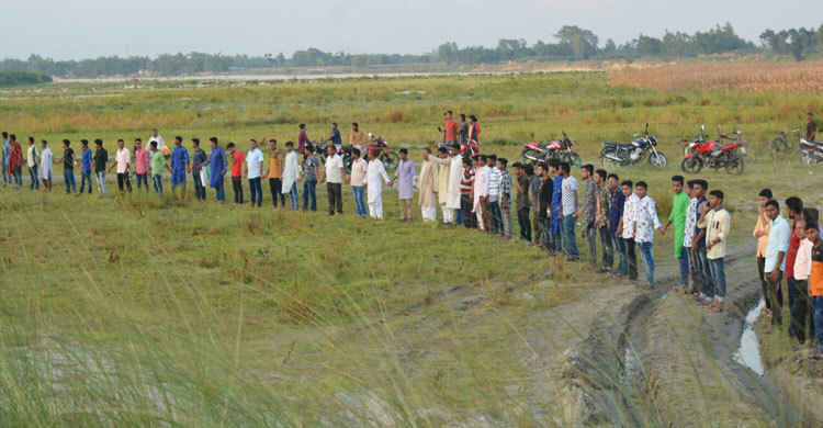 ঈদের দিনেও সেতুর দাবিতে মানববন্ধন