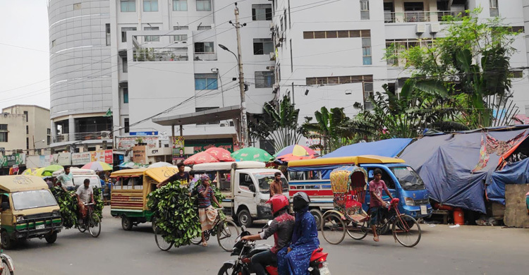 টেম্পু স্ট্যান্ড আর বালিশ-মাদুরে নষ্ট হচ্ছে ঢামেকের পরিবেশ