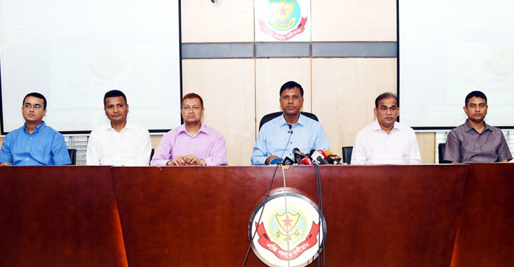 বিআরটিএর ‘ওয়ান স্টপ সার্ভিস’ দিত তারা