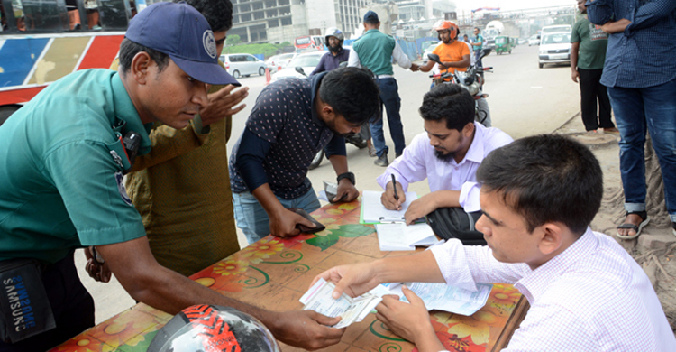 ট্রাফিক সচেতনতায় বিমানবন্দর ক্রসিংয়ে ডিএমপির অভিযান