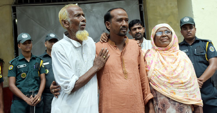 ১৮ বছর পর স্ত্রী-সন্তানের স্বীকৃতি দিয়ে কারামুক্ত হলেন ইসলাম