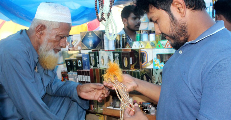 ঈদ উপলক্ষে চলছে আতর-টুপির বিকিকিনি
