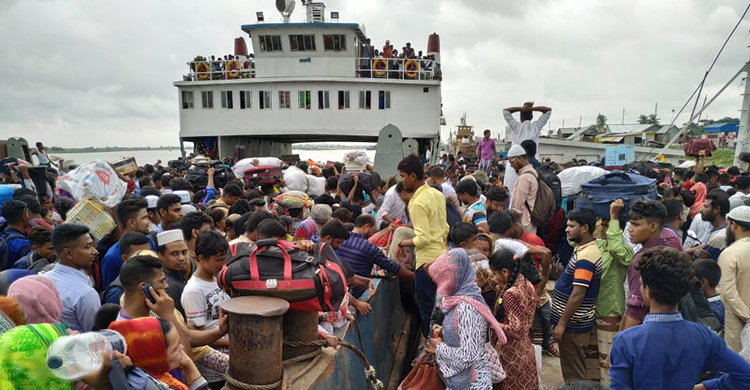 কাঁঠালবাড়ি-শিমুলিয়া রুটে স্পিডবোট চলাচল বন্ধ, ফেরিতে উপচে পড়া ভিড়