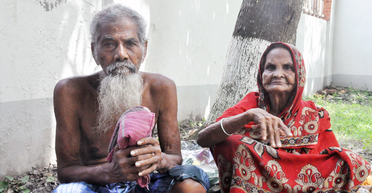 বৃদ্ধ দম্পতির শেষ আশ্রয়স্থল পুড়ে দিল দুর্বৃত্তরা