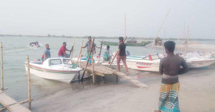 চরভদ্রাসন নদী পারাপারে অতিরিক্ত ভাড়া আদায়ের অভিযোগ