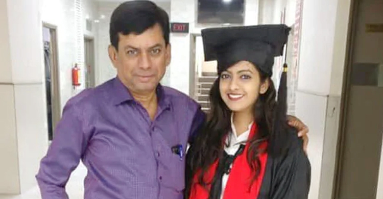 কলেজে বাবার সিনিয়র মেয়ে