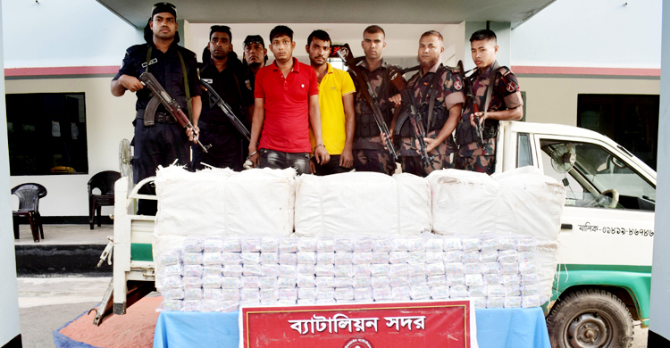 ফেনীতে পিকআপ ভর্তি ভারতীয় যৌন উত্তেজক ট্যাবলেটসহ আটক ২