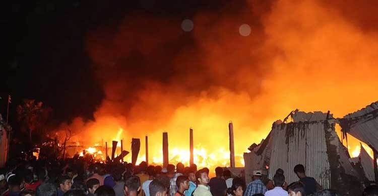 গাজীপুরে ১৬টি ঝুট ও সুতার গুদামে আগুন