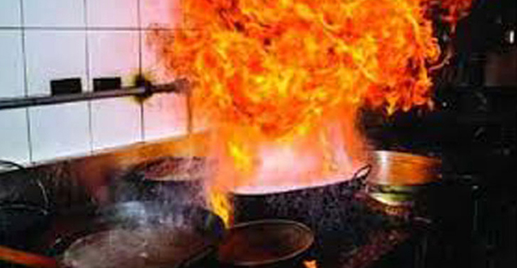 গ্যাস লিকেজ থেকে আগুন, একই পরিবারের চারজন দগ্ধ