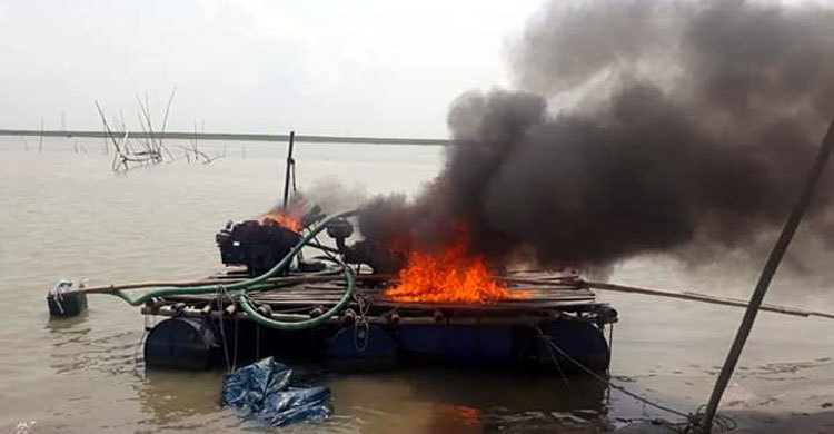 ড্রেজারে আগুন দিলেন আদালত