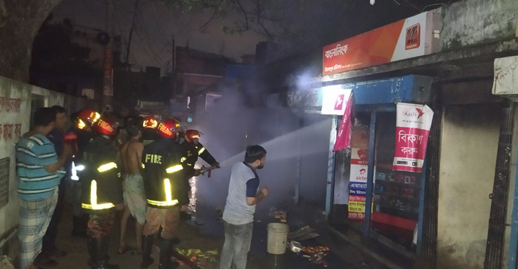 ফতুল্লায় আগুন লেগে ৪ দোকান পুড়ে ছাই