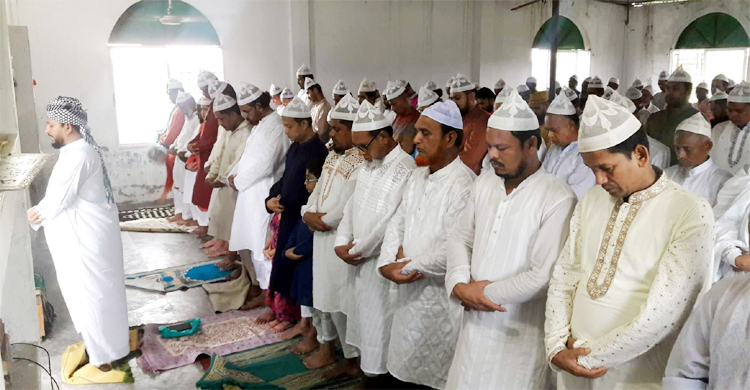 ফতুল্লার লামাপাড়ায় একদিন আগেই ঈদ জামাত অনুষ্ঠিত