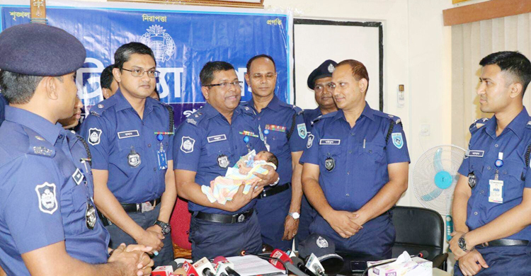 ধানক্ষেতে পাওয়া নবজাতককে বুকে তুলে নিলেন বিচারক