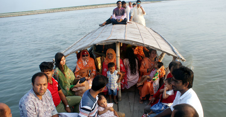প্রকৃতির টানে নদীর তীরে