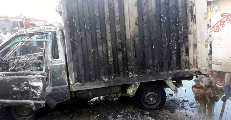 ওষুধভর্তি কাভার্ডভ্যানে আগুন