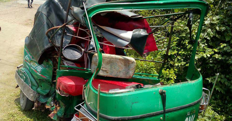 সিএনজি চালকের প্রাণ কেড়ে নিল ট্রাক