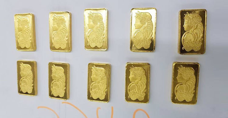 ভারতে পাচারকালে ১০টি স্বর্ণের বারসহ চোরাকারবারি আটক