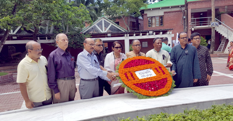 বঙ্গবন্ধুর সমাধিতে জাতীয় প্রেস ক্লাব নেতাদের শ্রদ্ধা