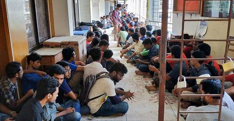 বশেমুরবিপ্রবিতে যৌন হয়রানির প্রতিবাদে শিক্ষার্থীদের অনশন