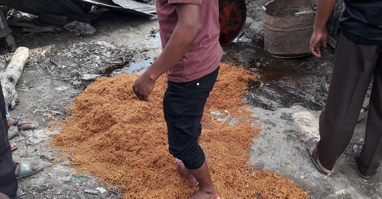 পচা ডিমে কেক ও পোড়া মবিলে ভাজা হয় চানাচুর