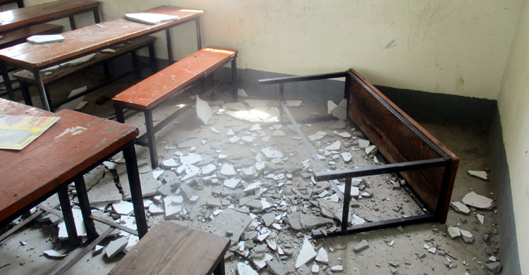 স্কুলের ছাদ ধসে ৪ শিক্ষার্থী আহত