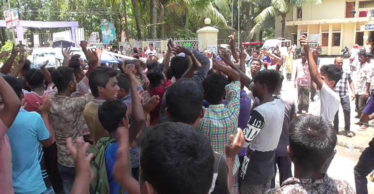 থানার সামনে বিক্ষোভ