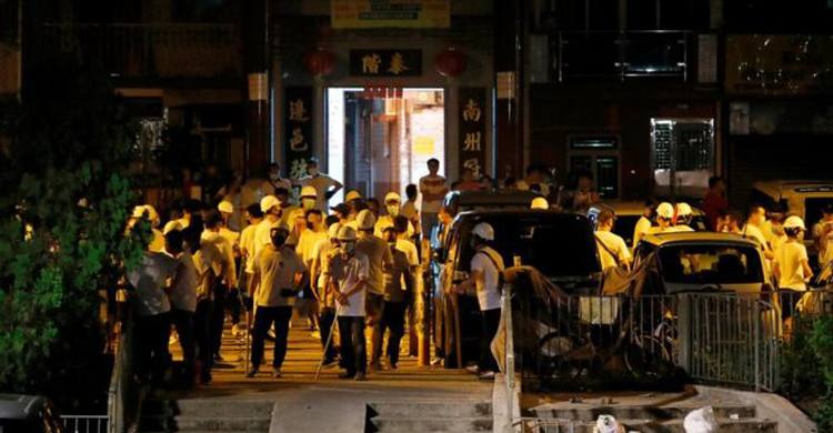 Hong Kong protests: Armed mob storms Yuen Long station