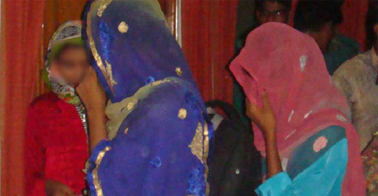 আবাসিক হোটেল থেকে দুই তরুণীসহ আটক ৫