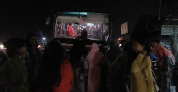 মহাসড়কে বাস আটকে ইবি ছাত্রীদের বিক্ষোভ