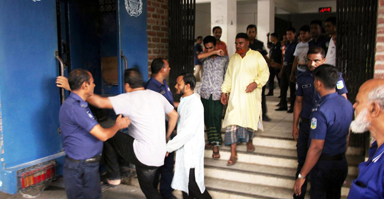 সাংবাদিকের ওপর হামলা : পৌর কাউন্সিলরসহ ৮ জন কারাগারে